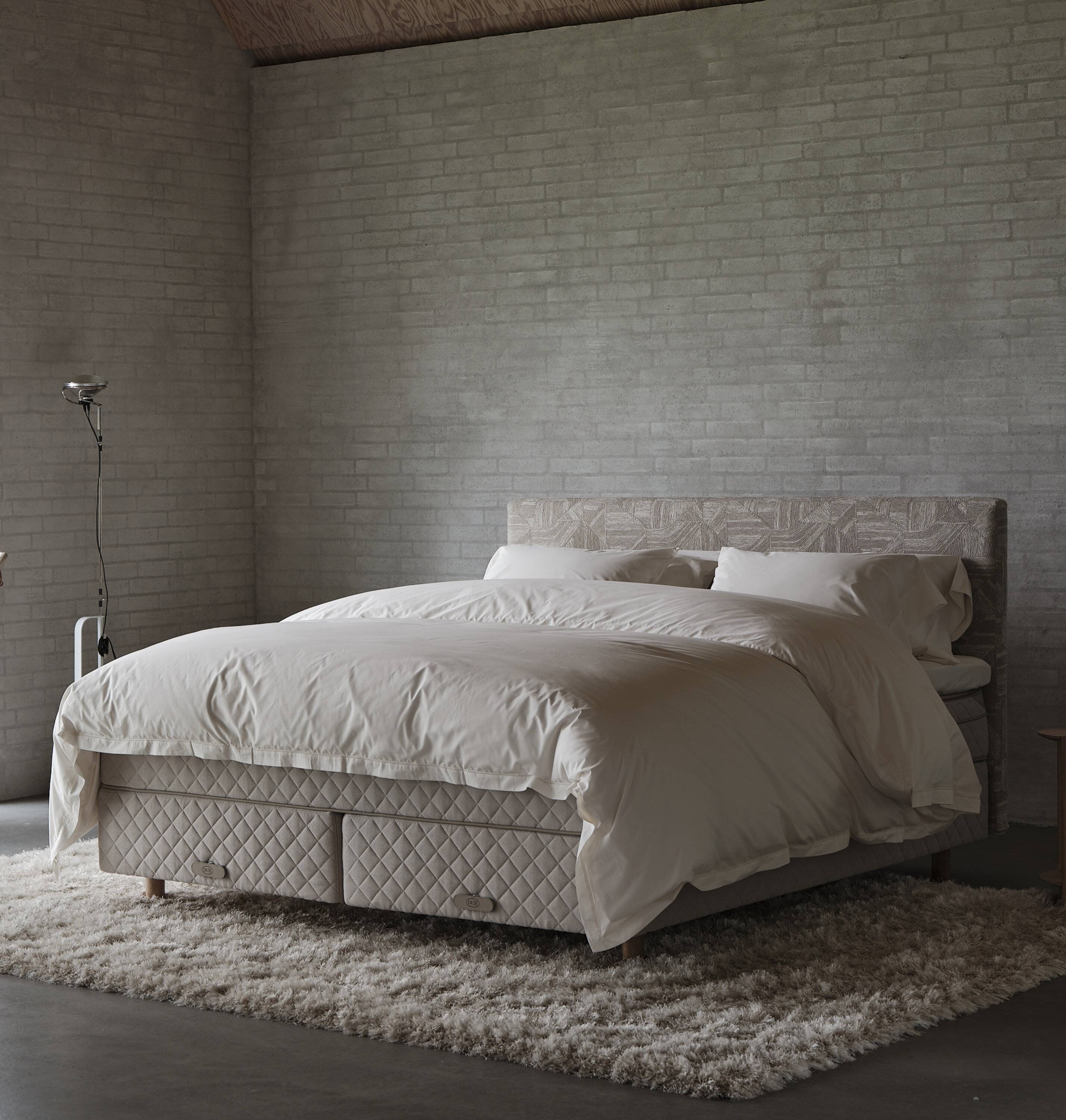bed_continental_dux-80_sustainable-comfort_pie_comfort_astoria-headboard_4.jpg